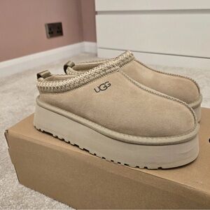 UGG Women's Tan Platform Shoes🍁